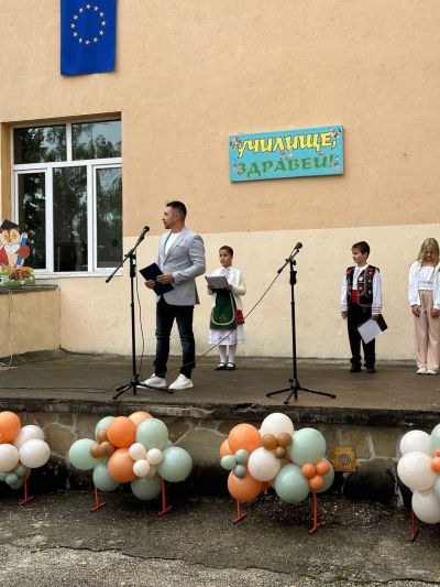Първи учебен ден  - НУ Св. Св. Кирил и Методий - Троян